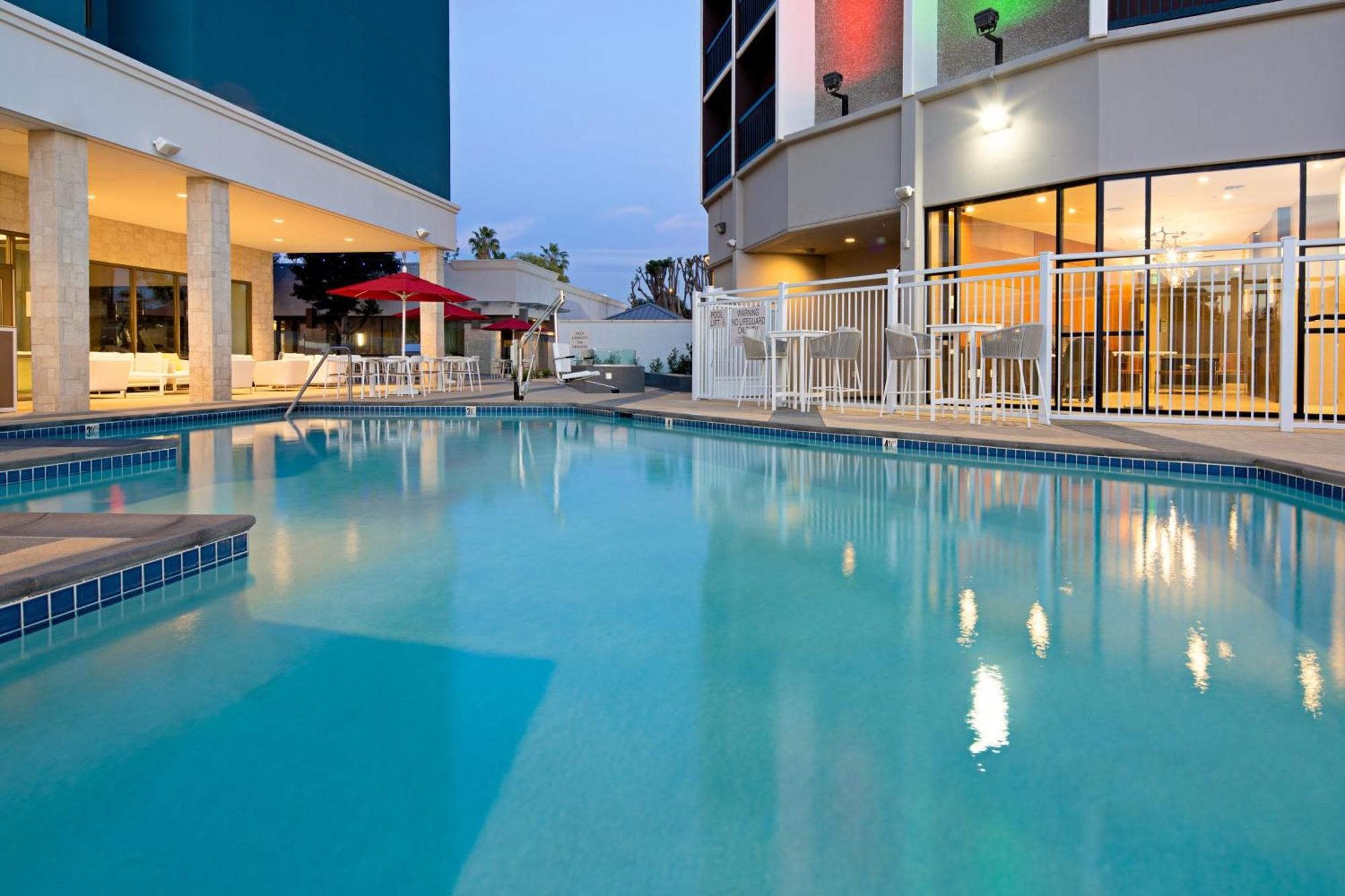 Holiday Inn Long Beach - Airport By Ihg Buitenkant foto